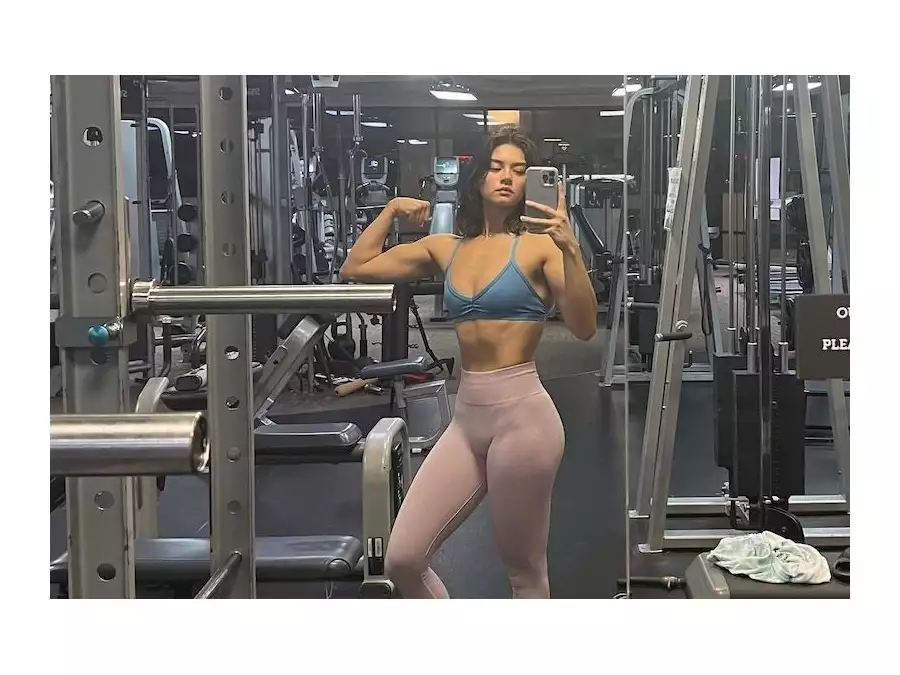Usměvavá, křehká a půvabná. Havajská kráska si podmanila svět fitness i mužských pohledů