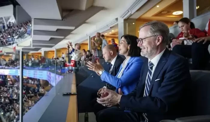 Politici v luxusu: Fiala a Pekarová Adamová fandili hokeji ze skyboxu, Babiš zůstal na tribuně