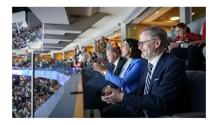 Politici v luxusu: Fiala a Pekarová Adamová fandili hokeji ze skyboxu, Babiš zůstal na tribuně
