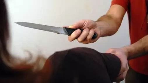 Lidské zrůdy! Celý život pronásledoval manželku, nakonec ji zabil nožem. Vyfasoval sedmnáct let