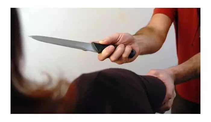 Lidské zrůdy! Celý život pronásledoval manželku, nakonec ji zabil nožem. Vyfasoval sedmnáct let