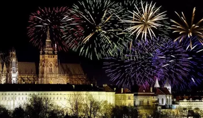 Praha je připravena na Silvestr 2023 a Nový rok 2024: Ohňostroj se ruší, využijte slevy a akce na zážitky