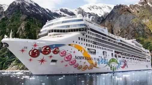 Z Floridy vyplouvá luxusní výletní loď. Účast na plavbě má však háček, oblečení nechte doma