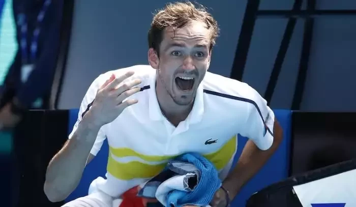 VIDEO: Medveděv zasáhl fanynku přímo do obličeje. Diskvalifikován ale nebyl! Vzpomeňte si na Djokoviče, rozčilují se fanoušci