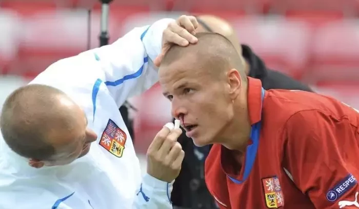 Fotbalista Hloušek připravil rodiče o barák! Propadl internetovému sázení, prohrál desítky milionů