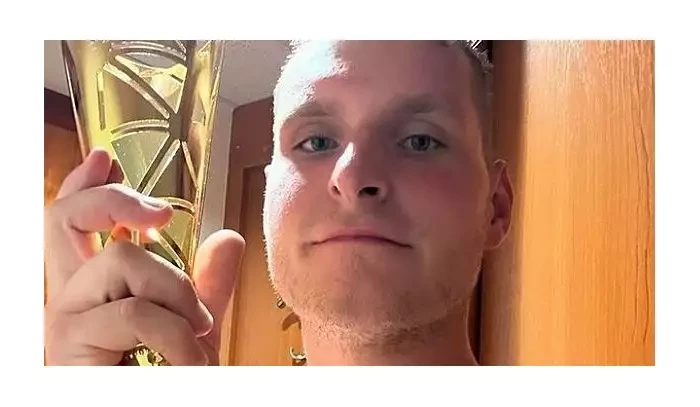 Bizarní comeback kontroverzního bojovníka Clashe. Močil vedle postele, a ještě se při tom natáčel