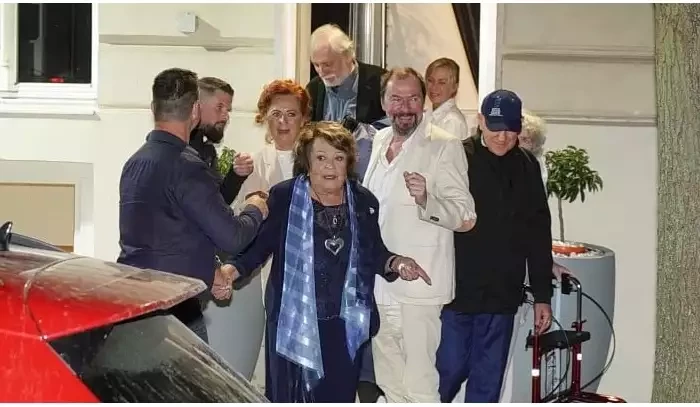 Jiřina Bohdalová oslavila 93. narozeniny v centru Prahy!