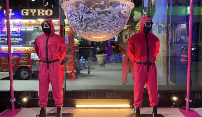 Hra na oliheň se stává skutečností. Lidé padají do propastí a hlídají každý svůj krok