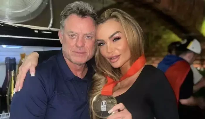 Pražské holky vyrazily slavit s hokejisty! Trenéra Rulíka ulovila žhavá kočička