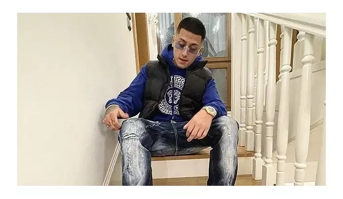 Kop do hlavy a nulová omluva. Hard Rico na koncertu napadl fanouška. Ukazoval mu prostředníček